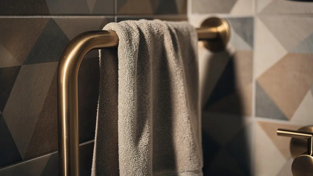 Asideros de baño con diseño moderno integrados en la decoración de un cuarto de baño elegante y contemporáneo.