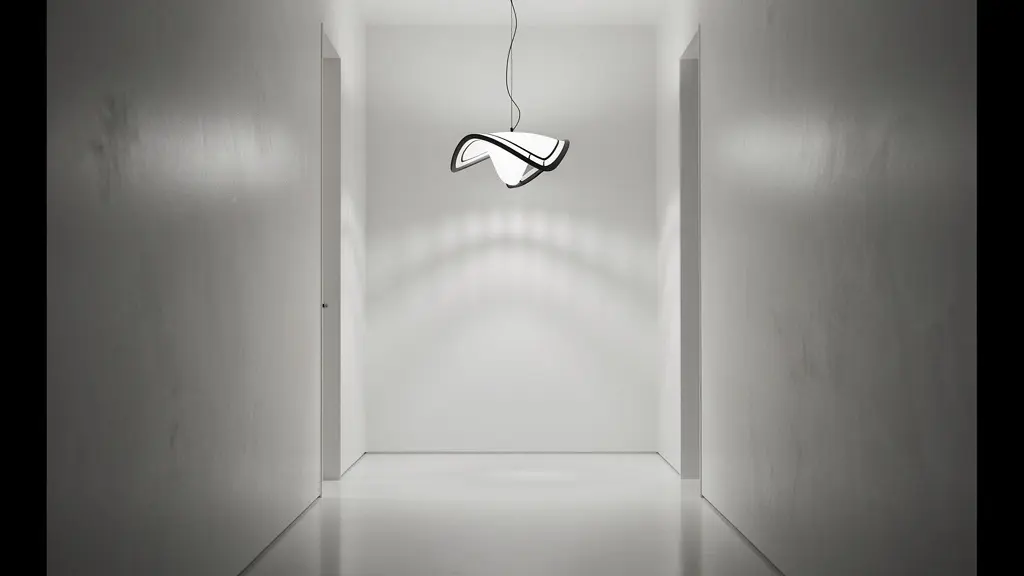 Pasillo minimalista donde el espacio negativo es un elemento de diseño activo, con una única lámpara escultural como punto focal.